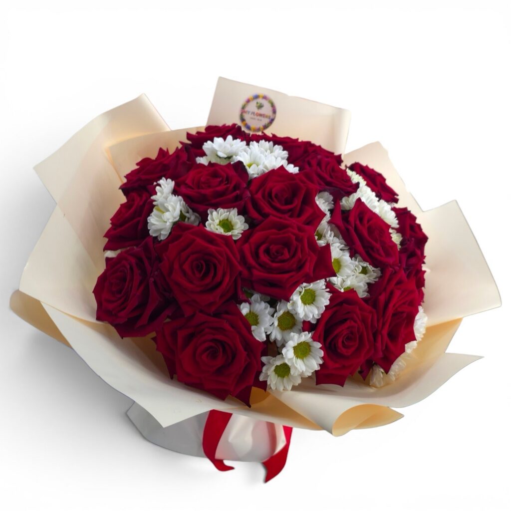 Bukiet z czerwonych róż i białych chryzantem – kwiaciarnia My Flowers Koszalin