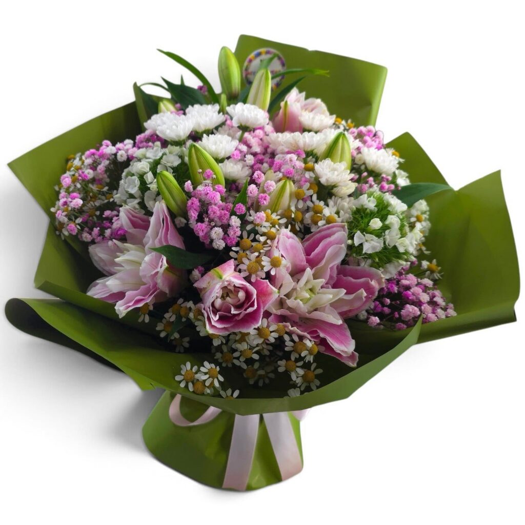 Bukiet różowych lilii w zielonym opakowaniu – kwiaciarnia My Flowers Koszalin